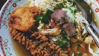 Kalau kuliner ini sangatlah unik. Sotonya dinamakan soto sampah karena dipadukan dengan gajih sapi dan pendamping lainnya sehingga terlihat berantakan. Foto: Istimewa