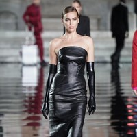 Irina Shayk muncul dalam balutan gaun kulit hitam strapless yang mengekspos bahu indahnya. Ia lalu menyempurnakan gaya seksinya itu dengan heels, berikut stocking dan sarung tangan panjang berbahan latex. (Foto: Vittorio Zunino Celotto/Getty Images for LuisaViaRoma)