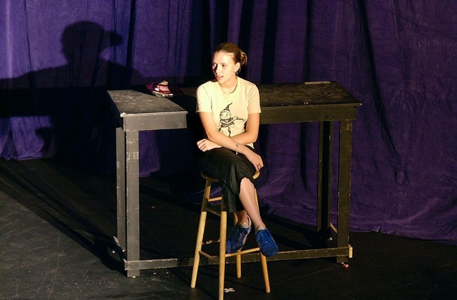 Gaya santai Scarlett Johansson pakai T-shirt, celana dan sneakers saat tampil dalam pertunjukan panggung 24 Hour Plays. Foto: Lawrence Lucier/Getty Images