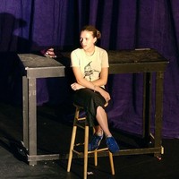 Gaya santai Scarlett Johansson pakai T-shirt, celana dan sneakers saat tampil dalam pertunjukan panggung 24 Hour Plays. Foto: Lawrence Lucier/Getty Images