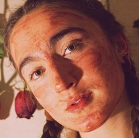 Aku ingin membantu yang lain merasa positif juga. Karena kehidupan kita sudah menjadi sangat berorientasi dengan visual dengan pengaruh media sosial dan aku akan terus menginspirasi dengan berbagai fakta secara online, aku tahu itu akan menjadi alat yang sempurna untuk menjangkau banyak orang, tuturnya dilansir Dailymail. Foto: Instagram @rosiemoons