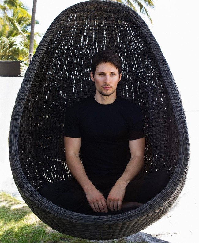 Pavel Durov pun terkenal dengan cara berpakaiannya yang mirip karakter Neo dalam film The Matrix. Ia suka memakai baju serba hitam. Foto: Instagram @durov