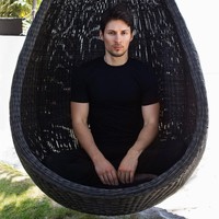Pavel Durov pun terkenal dengan cara berpakaiannya yang mirip karakter Neo dalam film The Matrix. Ia suka memakai baju serba hitam. Foto: Instagram @durov