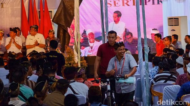 Absen Saat Kampanye, Jokowi Kini Kembali Bagi-bagi Sepeda ke Warga