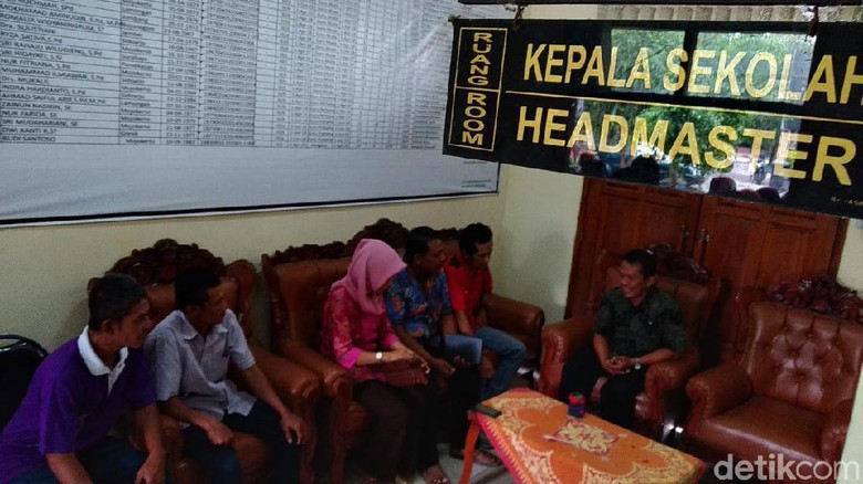 Puluhan Siswa Gagal Daftar Sekolah, Warga Protes SMK Negeri di Mojokerto Puluhan Siswa Gagal Daftar Sekolah, Warga Protes SMK Negeri di Mojokerto