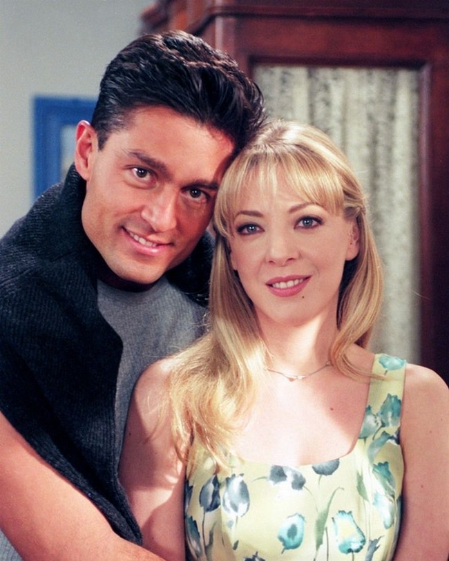 Dalam telenovela Esperanza, Edith Gonzalez beradu akting dengan aktor Fernando Colunga. Fernando memerankan tokoh Luis Gustavo yang dikisahkan jatuh cinta pada Esperanza namun tidak setujui ibunya. Foto: Dok. Getty Images, Instagram @edithgonzalezmx1