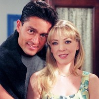 Dalam telenovela Esperanza, Edith Gonzalez beradu akting dengan aktor Fernando Colunga. Fernando memerankan tokoh Luis Gustavo yang dikisahkan jatuh cinta pada Esperanza namun tidak setujui ibunya. Foto: Dok. Getty Images, Instagram @edithgonzalezmx1