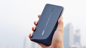 Baterai ponsel ini berkapasitas 3765 mAh dan dilengkapi teknologi pengisian cepat VOOC 3.0. (Foto: Adi Fida Rahman/detikINET)  