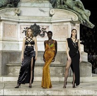 Merayakan ulang tahunnya yang ke-90, department store LuisaViaRoma menggelar fashion show akbar dalam rangkaian Pitti Immagine Uomo 96 di Florence, Italia, Kamis (13/6/2019). Dikabarkan WWD, acara tersebut dihadiri sekitar 4.000 tamu. Penampilan deretan model seksi di catwalk semakin memeriahkannya. (Foto: Getty Images)