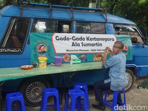 4 Tempat Makan Ikonik yang Memakai Mobil Tua Sebagai Gerai Jualan