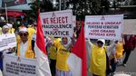 Aksi Massa Berompi Kuning Kawal Sidang Sengketa Pilpres