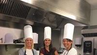 Belajar memasak layaknya orang Prancis. Alex Morgan mencoba memasak Crepes. Foto: Instagram@alexmorgan13