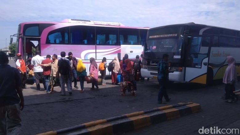 Harga tiket arus balik di Kudus masih mahal Pemudik keberatan dengan harga tiket bus dari Kudus ke Terminal Pulo Gebang Jakarta yang masih mahal, (14/6/2019).