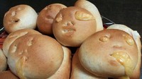 Niat mau membuat roti bentuk senyuman, ketika keluar dari oven hasilnya seperti roti yang meminta pertolongan. Foto: Istimewa