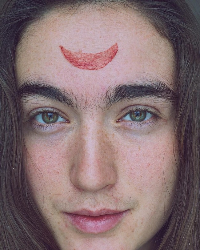 Aku tahu ada banyak orang yang tidak menerima ini sebagai kenyataan atau tidak menemukan inspirasi apapun dan itu tidak apa-apa denganku. Karena orang-orang itu memang ditakdirkan seperti itu, akan seperti itu, dan itu insentif yang cukup bagiku untuk tetap berbagi, ujarnya. Foto: Instagram @rosiemoons