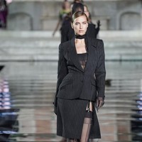 Model Rusia Irina Shayk tampil menggoda dengan blazer dan rok berbelahan tinggi. Ini adalah penampilan perdananya di catwalk sejak hubungan asmaranya dengan aktor Bradley Cooper yang terjalin selama empat tahun dikabarkan berakhir.   (Foto: Vittorio Zunino Celotto/Getty Images for LuisaViaRoma)
