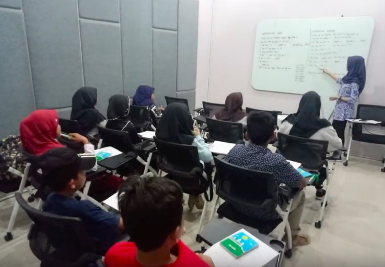 Anak Driver Ojol di Kendari Tempuh 19 Km Demi Belajar Bahasa Inggris Anak Driver Ojol di Kendari Tempuh 19 Km Demi Belajar Bahasa Inggris