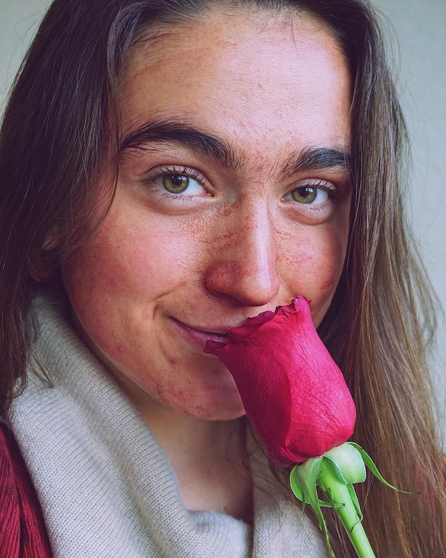 Padahal awalnya Gabrielle sangat jijik dengan darah menstruasin endiri. Namun hal itu berubah setelah ia melihat seorang wanita menggunakan darah haidnya untuk melukis. Ia pun mulai meniru sebagai cara berkoneksi dengan kebutuhan dan keinginan tubuh. Foto: Instagram @rosiemoons