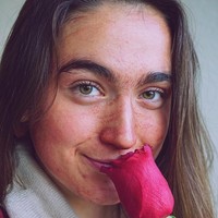 Padahal awalnya Gabrielle sangat jijik dengan darah menstruasin endiri. Namun hal itu berubah setelah ia melihat seorang wanita menggunakan darah haidnya untuk melukis. Ia pun mulai meniru sebagai cara berkoneksi dengan kebutuhan dan keinginan tubuh. Foto: Instagram @rosiemoons