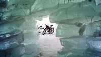 Wisatawan boleh berjalan atau bersepeda di atas permukaan beku Danau Baikal. (iStock)