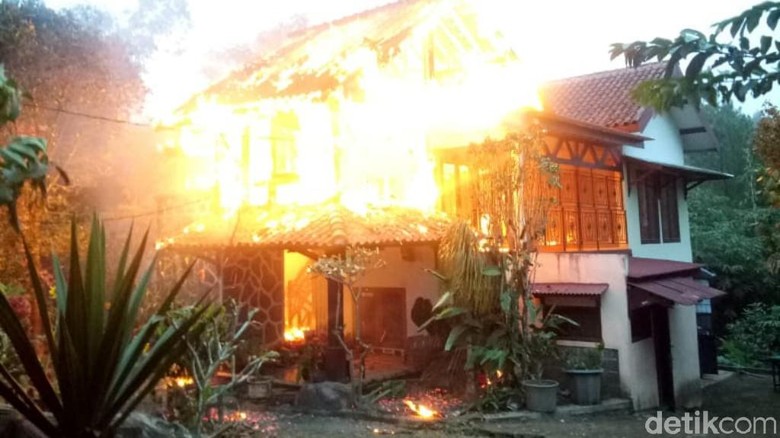 Vila di Agrowisata Nongkojajar Pasuruan Terbakar, Kerugian Rp 500 Juta Vila di Agrowisata Nongkojajar Pasuruan Terbakar, Kerugian Rp 500 Juta