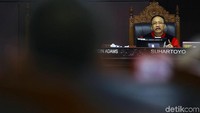 Mahkamah Konstitusi (MK) pun memutuskan sidang diundur hingga Selasa, 18 Juni.