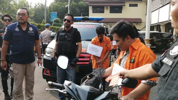 Para tersangka reka ulang penjarahan di mobil Brimob.