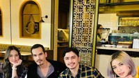 Pelantun Umpan Cinta ini sedang santai makan bareng Nia Ramadhani, Jessica Iskandar, dan Atalarik Syach. Disandingkan dengan Atalarik, keduanya sama-sama awet muda ya? Foto: Instagram thomasdjorghi