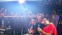 Rayakan ulang tahun Peter Gade, Lee Chong Wei bersama Taufik Hidayat memegang lilin dari kue ulang tahun pebulutangkis asal Denmark itu. Ketiganya terlihat sangat dekat, ya!  Foto: Instagram @leechongweiofficial