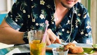 Berusia 53 tahun, Thomas Djorghi juga terlihat begitu tampan dan awet muda. Foto: Instagram thomasdjorghi