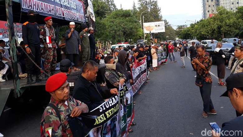 Massa Berunjuk Rasa Dukung MK Netral Digelar di Solo Massa Berunjuk Rasa Dukung MK Netral Digelar di Solo