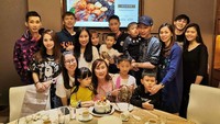 Ayah dua anak ini memang dekat dengan keluarganya. Hal itu terlihat lewat beberapa momen hangat saat santap bersama keluarga yang ia unggah di media sosial. Foto: Facebook Lee Chong Wei