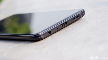 Di bagian bawah terdapat speaker, port USB type C, dan jack audio 3,5 mm. (Foto: Adi Fida Rahman/detikINET)