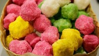 Geplak jadi kue yang sering jadi oleh-oleh khas Yogyakarta. Dibuat dari tepung beras, teksturnya renyah dengan sensasi rasa manis. Foto: bakmimutiarajogja