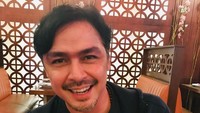 Ini senyum manis Thomas kala menerima kue ulang tahun yang lucu. Di usia barunya yang ke-50, banyak netizen memuji betapa awet mudanya Thomas. Foto: Instagram thomasdjorghi
