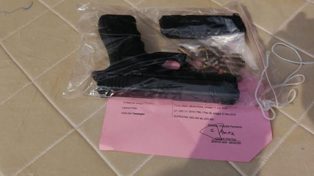 Senpi Glock yang dicuri oleh para pelaku.