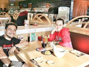 Siap Jadi Bapak, Begini Kemesraan Reza SMASH dan Kekasih Bulenya Saat Kulineran