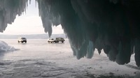 Ada pula yang menyempatkan diri untuk bersepada atau berkendara. Tapi jangan sembarangan, karena berkendara melintasi Danau Baikal tanpa ijin adalah ilegal. (iStock)