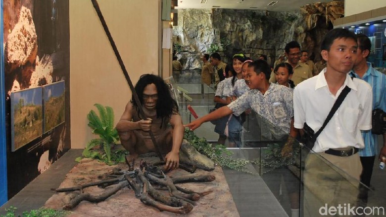 Pengunjung menyaksikan diorama kehidupan manusia purba di Museum Karst Indonesia Wonogiri (Aris Arianto/detikcom) Pengunjung menyaksikan diorama kehidupan manusia purba di Museum Karst Indonesia Wonogiri (Aris Arianto/detikcom)