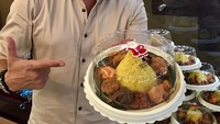 Setelah pose bareng Thai tea, ini Thomas yang membawa tumpeng mini. Sepertinya ia sedang mengadakan acara. Foto: Instagram thomasdjorghi