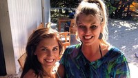 Bersama dengan saudara perempuannya. Alex tampak menikmati kelapa muda yang langsung diminum dari batoknya. Foto: Instagram@alexmorgan13