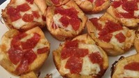 Pasang wajah pura-pura tak tertarik, anjing yang satu ini sok jual mahal ketika berdiri di hadapan pizza mini yang dibuat oleh majikannya. Foto: Istimewa