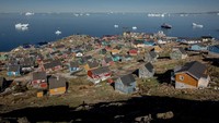 Sedangkan untuk bangunannya, menggunakan kayu, tulang hingga bulu binatang buruan. Materialnya pun disesuaikan dengan kondisi di Greenland yang cenderung dingin (Visit Greenland)