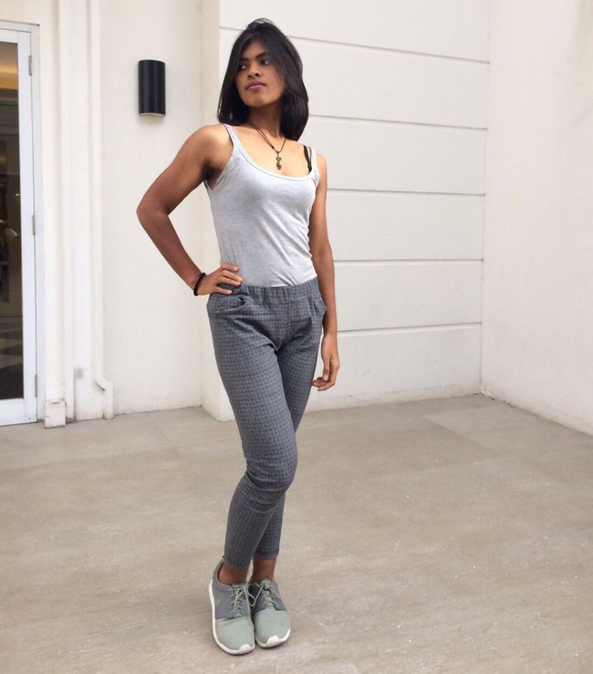 “Mulai banyakin minum air. Kenapa? air bantu banget buat metabolisme badan kita. Air juga ngebantu pencernaan, terus karena kita ngurangin makan, bakal agak lemes. TAPI, air ini bisa bantu buat bikin kenyang, lebih fokus, & ngurangin berat air di badan,” jelasnya. Foto: Twitter @sangpisank