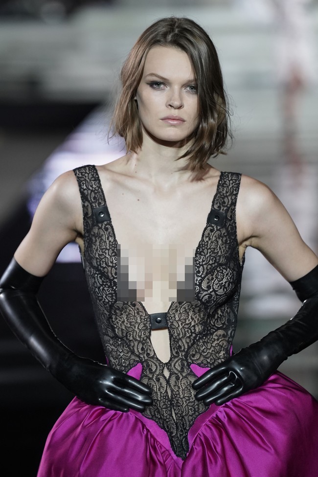 Model pendatang baru yang sedang naik daun, Cara Taylor, juga eksis. Penampilannya sukses mencuri perhatian berkat gaun berbelahan dada rendah yang dipakainya. (Foto: Getty Images)