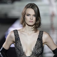 Model pendatang baru yang sedang naik daun, Cara Taylor, juga eksis. Penampilannya sukses mencuri perhatian berkat gaun berbelahan dada rendah yang dipakainya. (Foto: Getty Images)