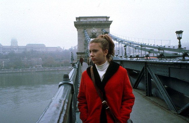 Scarlett Johansson remaja saat membintangi film An American Rhapsody yang rilis pada 2001. Kala itu usianya masih 17 tahun. Foto: Getty Images