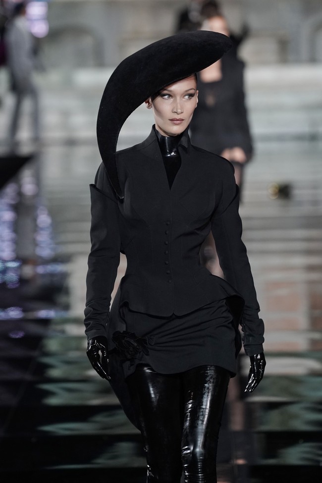 Adik Gigi, Bella Hadid, juga tak ketinggalan. Berbalut busana tertutup serba hitam, Bella Hadid juga menebar pesonanya dengan topi unik. (Foto: Getty Images)