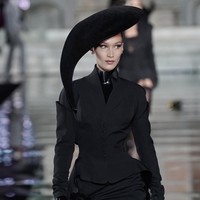 Adik Gigi, Bella Hadid, juga tak ketinggalan. Berbalut busana tertutup serba hitam, Bella Hadid juga menebar pesonanya dengan topi unik. (Foto: Getty Images)