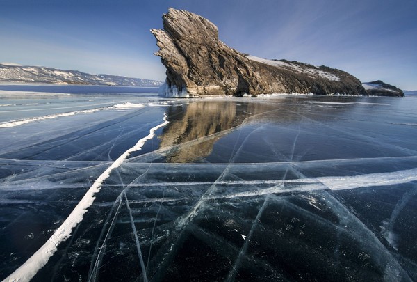 Berubah menjadi es, permukaan Baikal memiliki rupa kaca dengan garis-garis putih yang mengurai. Ini adalah salah satu cara Baikal menunjukkan dirinya sebagai salah satu danau terbersih dunia. (iStock)